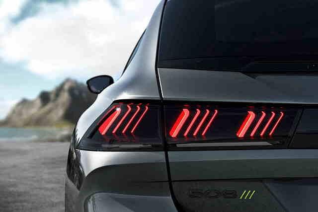 Schick ist auch das segmentierte Rücklicht, welches beim Entriegeln des Fahrzeugs die Gäste mit einer kleinen Blinkanimation begrüßt