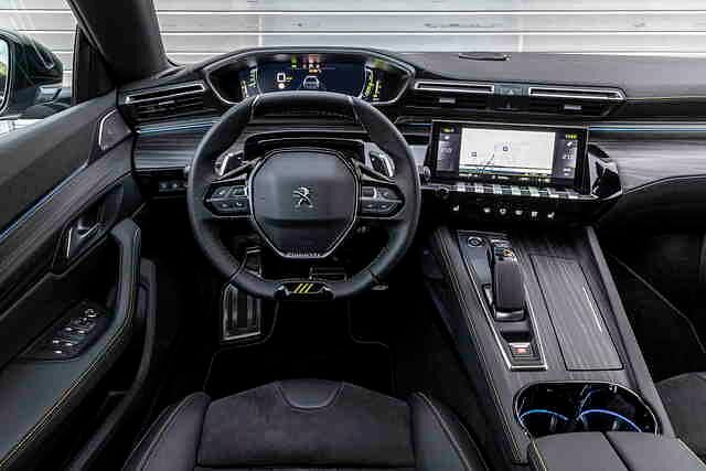 Im Innenraum hat Peugeot einen ganz eigenen und durchaus sehenswerten Stil entwickelt
