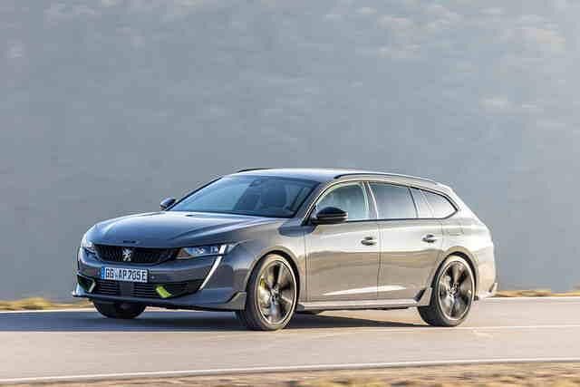 Die elektrische WLTP-Reichweite beträgt 42 Kilometer, weshalb sich der 508 zum Träger eines E-Kennzeichens qualifiziert