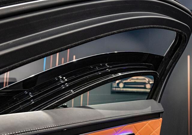 Die Scheiben bestehen aus mehreren Glas- und Kunststoff-Schichten