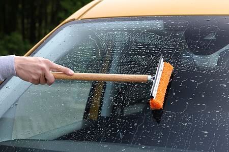 Ratgeber: Autopflege im Sommer - Schnell weg mit dem Fliegendreck