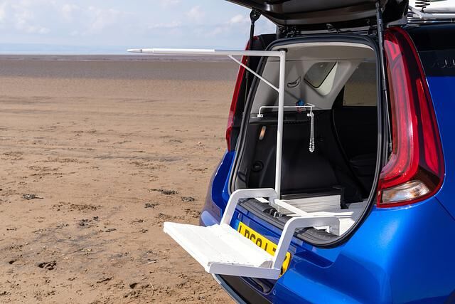 Aus dem Kofferraum lässt sich eine Sitzbank herausklappen