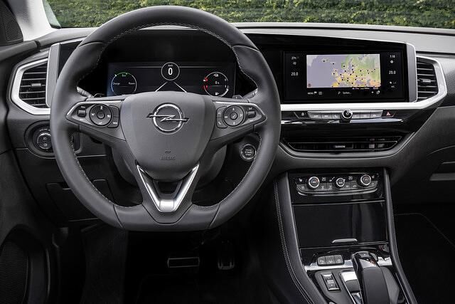 Ebenfalls neu im Grandland, aber auch schon im Mokka im Einsatz sind die beiden Monitore mit zusammen 22 Zoll, die von einem Chromrahmen behütet für all die Informationen sorgen, die die Elektronik...