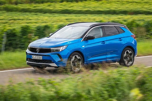 Der Grandland grüßt jetzt mit dem sogenannten Vizor-Gesicht des kleineren Mokka