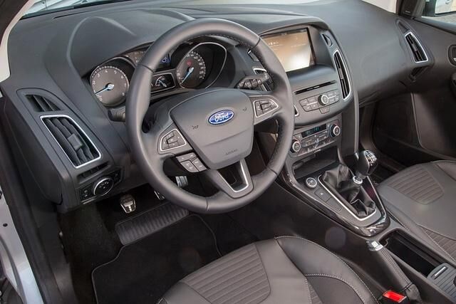 Die Zahl der Bedienknöpfe und Tasten am Lenkrad und an der Mittelkonsole wurde reduziert 