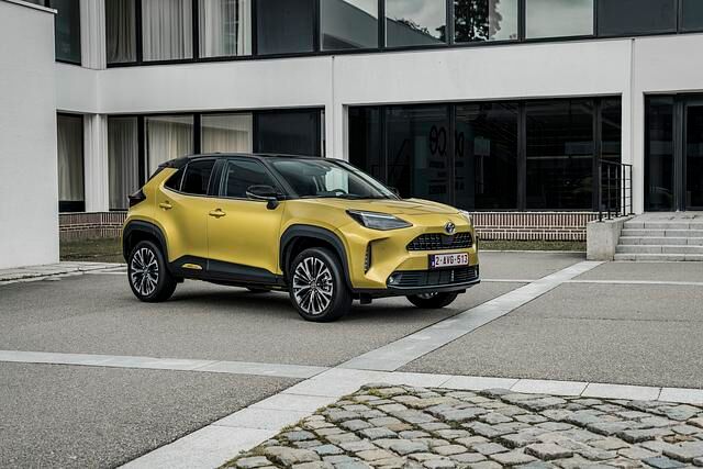 Der Toyota Yaris Cross fährt mit Hybridantrieb