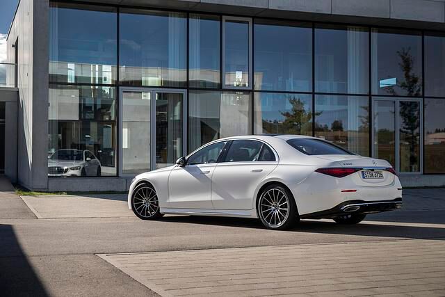 Für Protz sind andere Marken zuständig und für optischen Futurismus gibt es bei Mercedes das elektrische Oberklasse-Pendant EQS