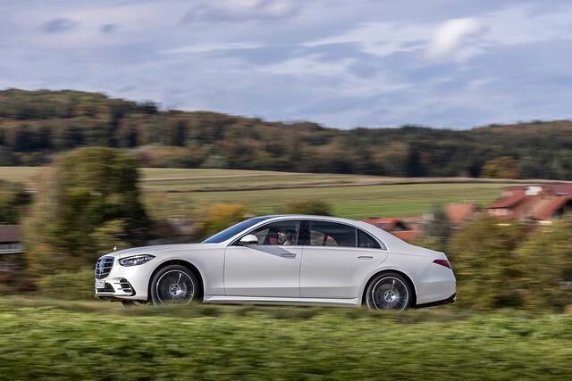 An Bord war die unbedingt empfehlenswerte Allradlenkung, die die hinteren Räder je nach Situation in die gleiche Richtung wie die Vorderräder oder entgegengesetzt einschlägt