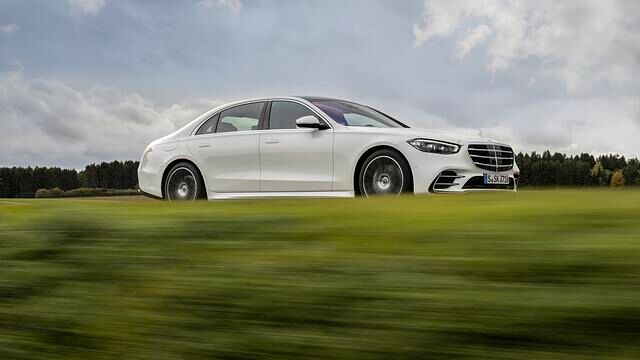 Während die Luftfederung die Unbillen der Straßen wegfedert, auch weil eine Kamera den Weg vor einem scannt und die Federung rechtzeitig vor dem Schlagloch anpasst, säuselt der Sechszylinder sein...