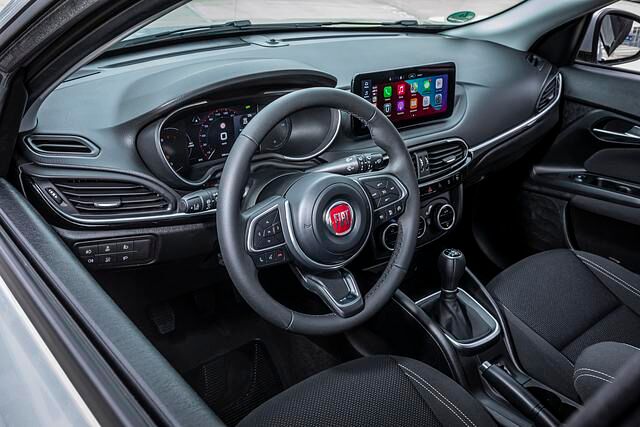 Im Cockpit sorgt der Touchscreen für ein wenig modernes Flair