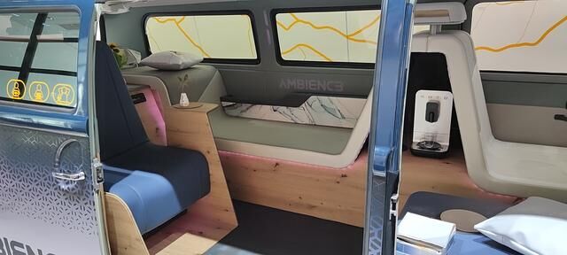 Der neu eingerichtete Innenraum des T2 kann als Wohn- und Arbeitszimmer genutzt werden