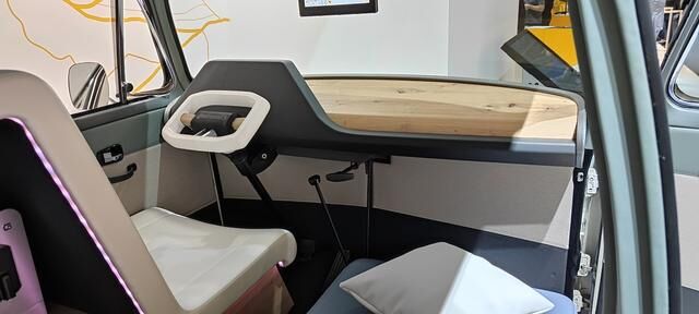 Das weiße Lenkrad im Ambienc3 soll dank Staynu-Technologie auch langfristig ansehnlich bleiben