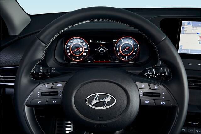 Lenkrad und Armaturentafel kennt man aus dem Kleinwagen Hyundai i20