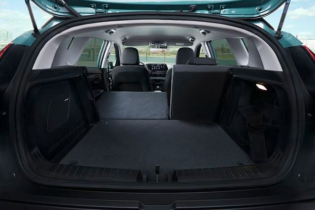 Der Kofferraum fasst 334 Liter, legt man die Lehnen um, entsteht ein ebener Ladeboden und das Gepäckvolumen wächst auf knapp 1.200 Liter