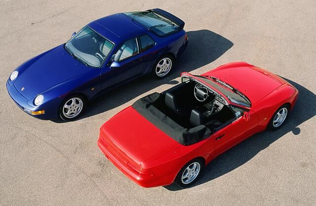 Den 968 hat Porsche als Coupé sowie als Cabriolet angeboten. Insgesamt wurden 11.245 Porsche 968 gebaut, davon knapp 4.000 Cabriolets