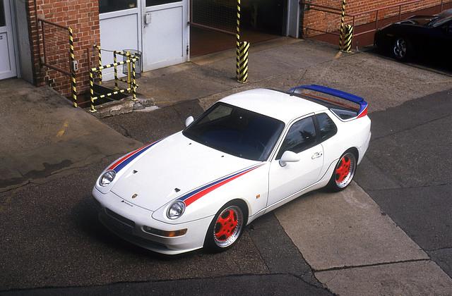 1993 werden 968 Turbo S und die Wettbewerbsversion 968 Turbo RS eingeführt. Allerdings entstehen weniger als 20 Einheiten.