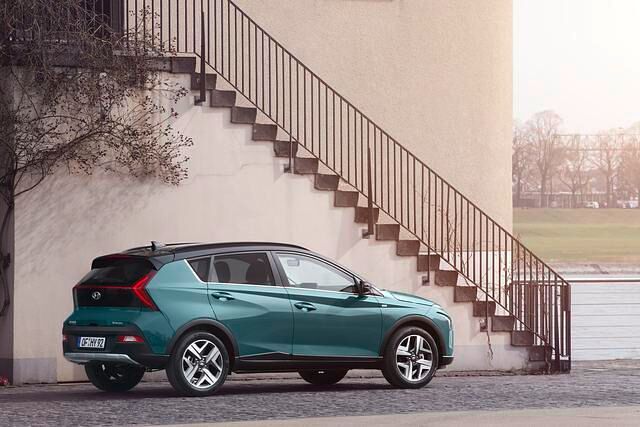 Das Design dürfte mit seinem expressiven Heck samt den markanten bogenförmigen Heckleuchten, der abfallenden Dachlinie sowie den vielen Sicken und Kanten polarisieren