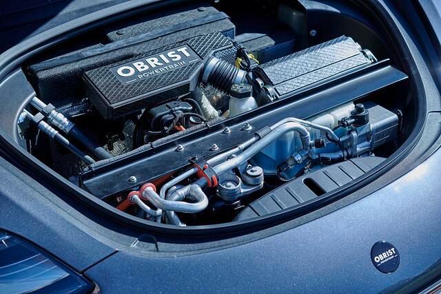 Der im vorderen Kofferraum untergebrachte Zweizylinder hat keine mechanische Verbindung zum eigentlichen Antrieb