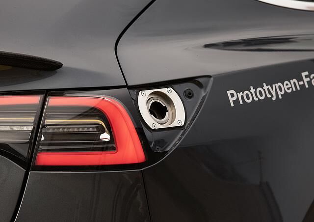 Im Heck gibt es einen 30-Liter-Tank, dessen Öffnung sich hinter dem seitlichen Teil der rechten Heckleuchte befindet