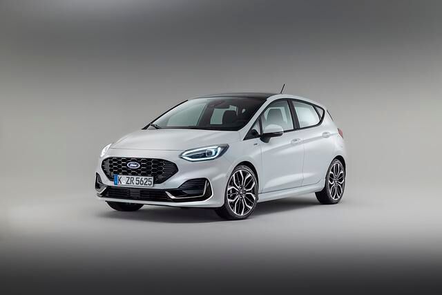 Ford Fiesta Facelift - Pflaume in der Mitte, Kamera oben
