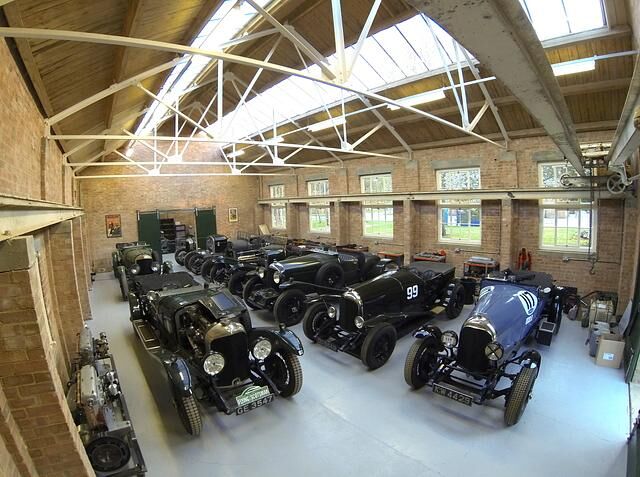 Bicester Heritage ist gut gefüllt mit Oldtimer-Spezialisten vom Motorenbauer bis zum Sattler, mit Restauratoren und Restaurants, mit Fahrschulen und Feinkostläden und sogar mit einer Brauerei und...