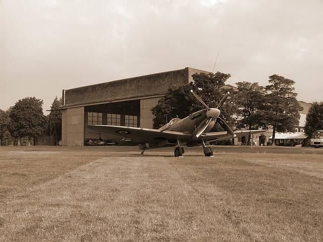 Eine Spitfire vor einem Hangar