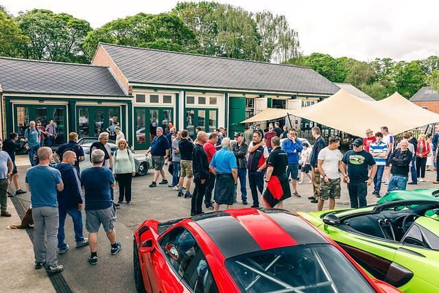 Auf dem ehemaligen Luftwaffenstützpunkt der Royal Air Force sind die Baracken und Hangars, die Wohnhäuser und Werkstätten nach Jahrzehnten des Verfalls und der Abstinenz mittlerweile wieder gut...