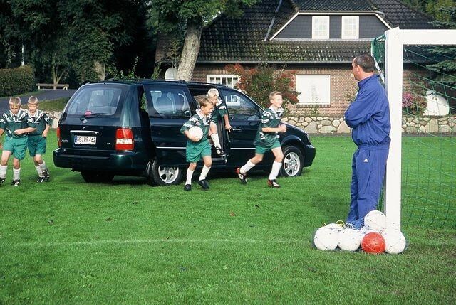 Der Kia Carnival debütiert als erster SUV