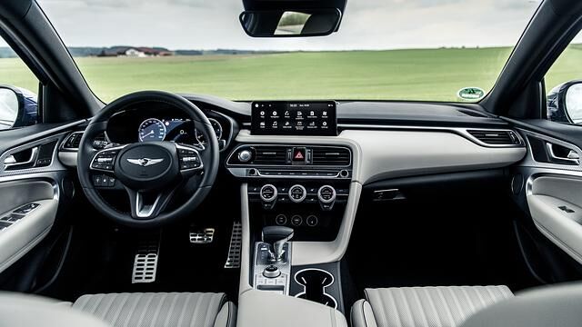 Das Cockpit ist edel ausstaffiert