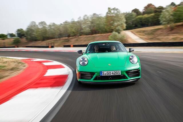 Zur Auswahl stehen ein Achtgang-Doppelkupplungsgetriebe (PDK) oder ein Siebengang-Handschaltgetriebe, beide sind serienmäßig erhältlich, kosten keinen Aufpreis