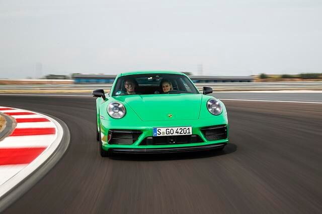 Das vom 911 Turbo abgeleitete GTS-Fahrwerk macht sich auch bei den ausführlichen Testfahrten über Landstraßen und Autobahnen positiv bemerkbar