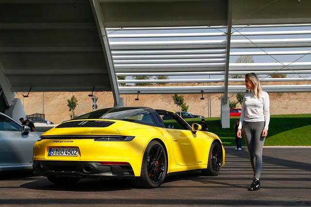 Auch das GTS-spezifische Fahrwerk mit einem Zentimeter Tieferlegung, Porsche Active Suspension Management (PASM) und die Hochleistungsbremse vom 911 Turbo müssen nicht gesondert bezahlt werden