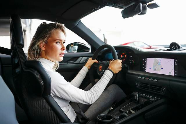 Um die von der FIA zugelassene Strecke besser kennenzulernen, gibt es rennsportliche Taxifahrten mit der 23-jährigen Porsche-GT4-Rennfahrerin Laura-Marie Geissler am Volant
