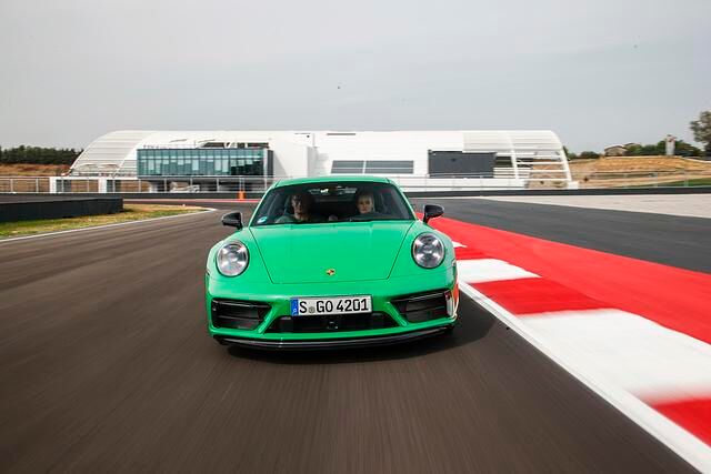 Der GTS-Motor hat stets 353 kW/480 PS, das Getriebe kann im Konfigurator gewählt werden