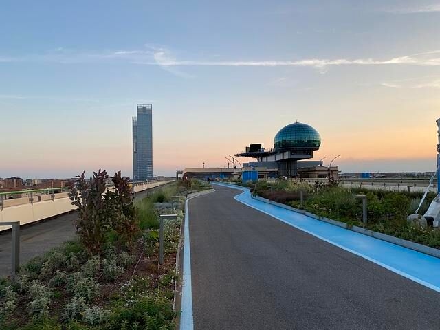 Auf dem Dach entstand die „La Pista 500“, ein begrünter Weg mit über 40.000 einheimischen Pflanzen. Er soll später einmal als grüne Lunge für die Stadt Turin dienen