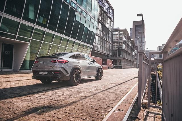 Wo bei Mercedes ein 4,0 Liter großer V8 mit 612 PS die Spitze markiert, bohren sie den Achtzylinder in Bottrop auf 4,5 Liter auf