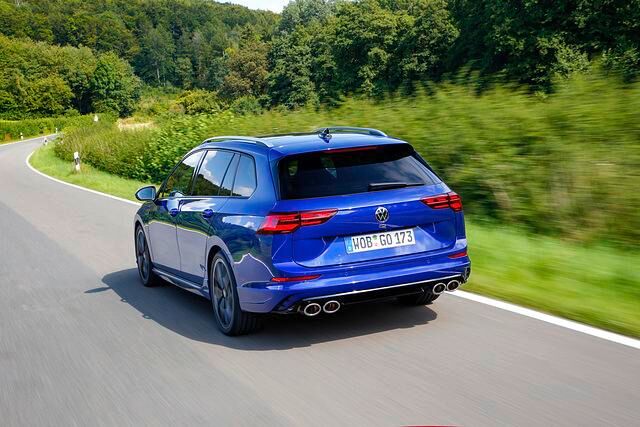 Die vierflutige Auspuffanlage zeigt auch weniger informierten Verkehrsteilnehmern deutlich, dass man sich mit dem athletischen Golf besser nicht anlegt