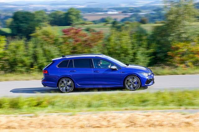 Der aufgeladene Zweiliter-Vierzylinder lässt sich auch diesseits von Rennstrecken genießen 