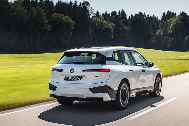 Es wird ab Herbst zwei Versionen geben, den iX xDrive 40 (ab 77.300 Euro) und den von uns gefahrenen iX xDrive 50 (ab 98.000 Euro)