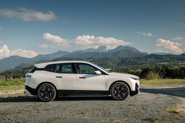 Lang wie der X5 (4,95 m) und flach wie ein X6 (1,70 m) läuft das neue E-Flaggschiff in Dingolfing parallel zum Verbrenner-Boss Siebener vom Band