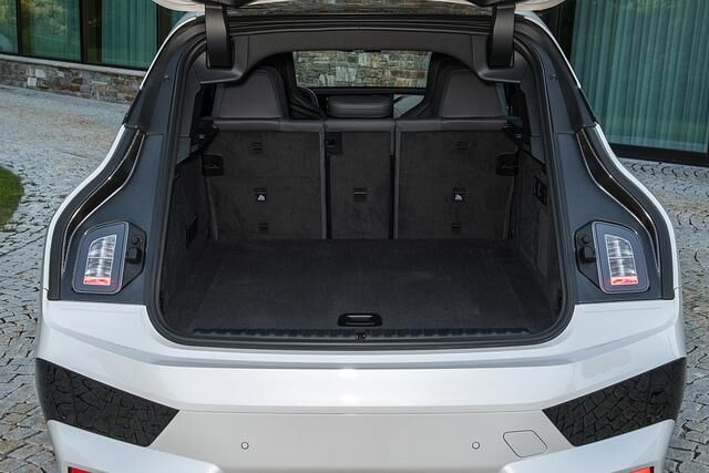 Hinter der Heckklappe findet sich der Kofferraum