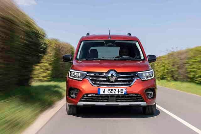 Das neue Kühlergrilldesign und der angedeutete Unterfahrschutz lassen die Renault deutlich stämmiger als bisher wirken