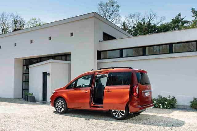 Wie bisher gibt es den Kangoo mit praktischen Schiebetüren