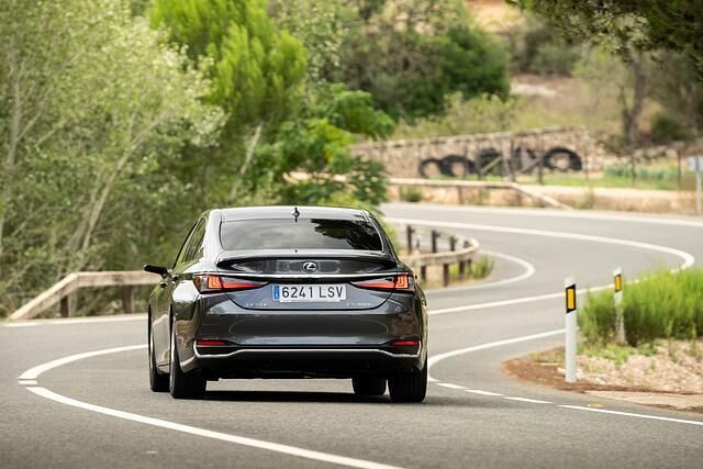 Das elegante Heck des Lexus ES 300h wurde nicht verändert