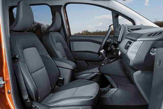 Das Platzangebot im Kangoo ist vorne vorzüglich