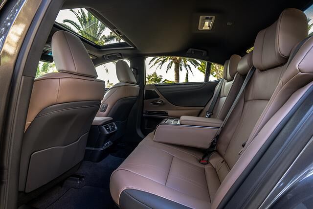 Die Beinfreiheit im Fond ist üppig, große Gäste kommen allerdings dem Dachhimmel ziemlich nah