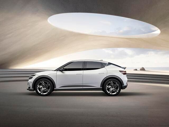 Optisch grenzt sich der 4,51 Meter lange GV60 mit seiner schwungvollen Linienführung vor allem vom eher kantigen Ioniq 5 ab. 