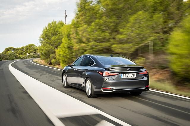 Angenehm leise und geschmeidig gleitet die Limousine der oberen Mittelklasse über den Asphalt