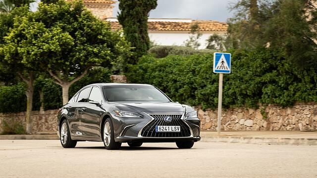 Der ES mit seinem markanten Kühlergrill sieht aus wie ein geschrumpfter LS