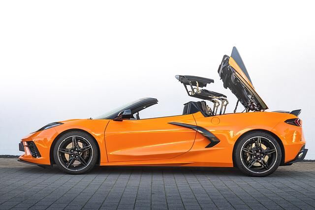 Das Dach der Cabrio-Variante klappt sich in das Heck